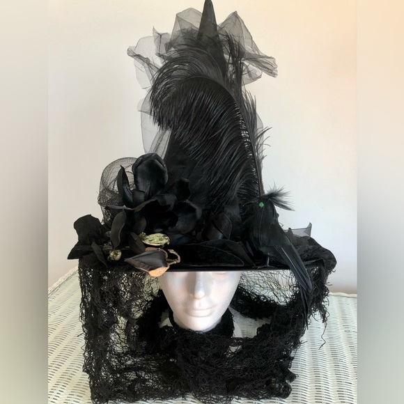 Black, witchhat, pink feathered brim & Baby bone hands. 19" x 19" - Picture 15 of 16
